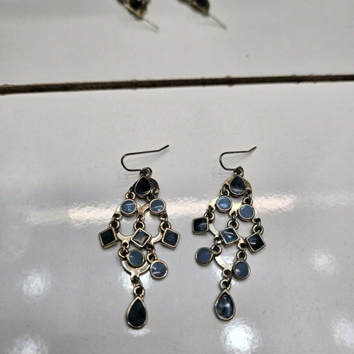 Dangling earrings like new in shades of blue