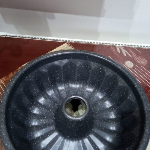 Iron cake pan with enamel coating