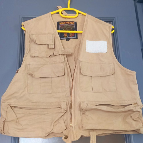 Beige vest with pockets, size M