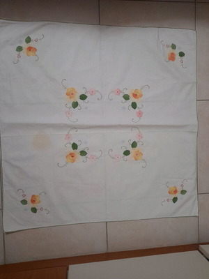 Machine embroidered tablecloth used with flowers and 4 napkins