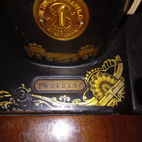 Singer sewing machine vintage used, functional, circa 1927
