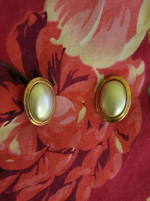 Clip-on pearl earrings, gold tone