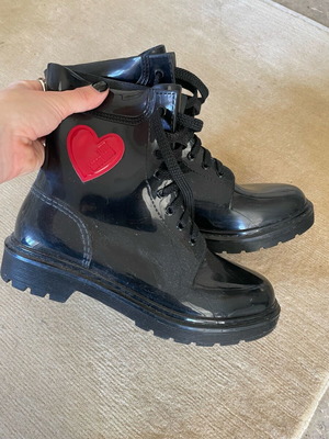 Love Moschino patent leather boots used, size 38, black