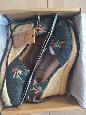 Kilye Crazy Espadrilles size 38 like new, narrow fit