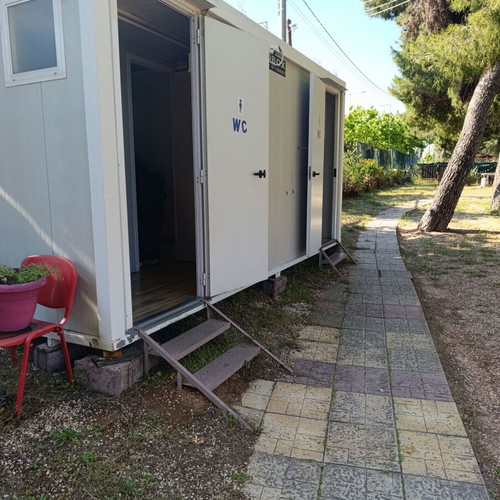 Isobox Toilets like new, prefabricated unit with 4 WC and 2 aluminum doors