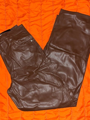 Καφέ Παντελόνι Από Συνθετικό Δέρμα Bershka σαν καινούργιο, Μέγεθος M