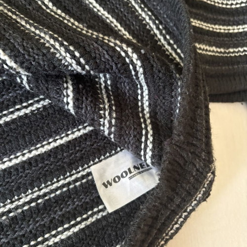 Women's pullover like new, size L, black and white