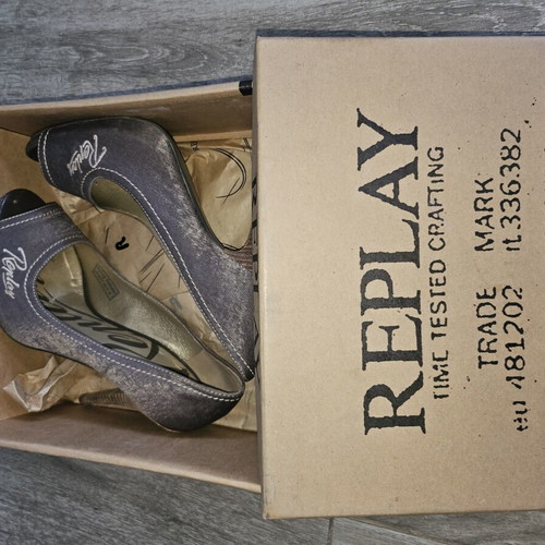 Replay pumps size 37 like new, iridescent chocolate color