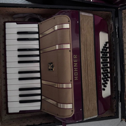 Hohner Starlet 40 Accordion like new with original case 1974