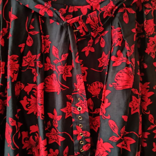 Dress with flowers and tulle inside like new, size XL-XXL