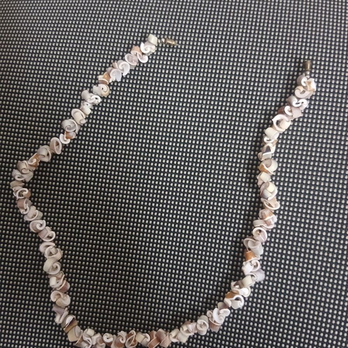 Vintage necklace with shells 42 cm, like new, beige