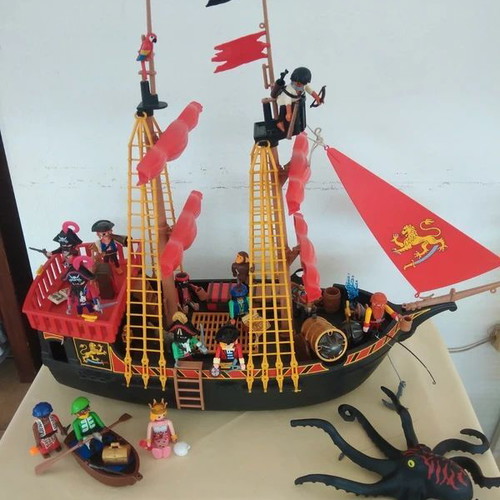 Playmobil Pirate Ship set 4424 with 13 figures and Kraken