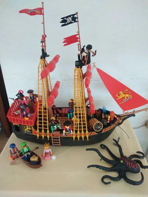 Playmobil Pirate Ship set 4424 with 13 figures and Kraken