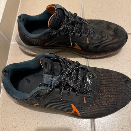 Nike athletic shoes size 43 like new, black and orange