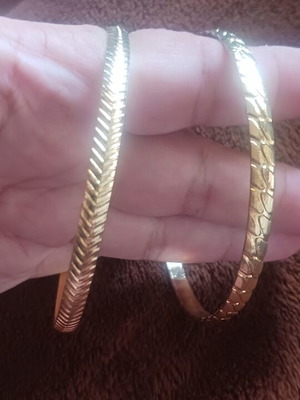 Set of 2 gold-tone bracelets with different designs