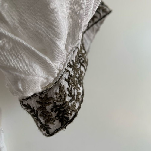 Solitaire white blouse with embroidered flowers like new, size M