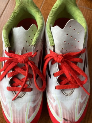 Children's football shoes size 33 used with studs