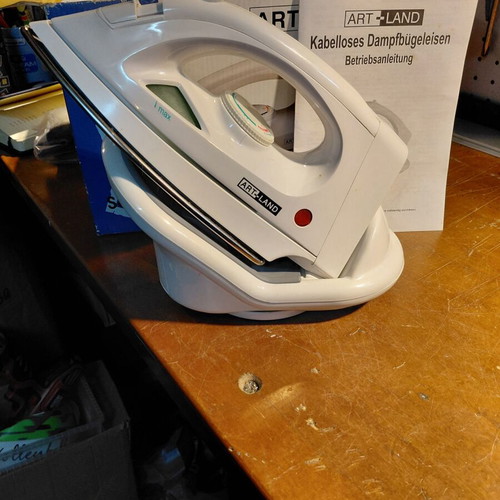 Art Land cordless iron new