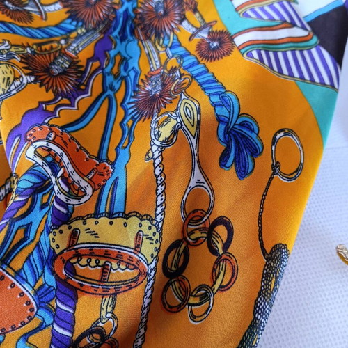 Pin 11 cm with silk scarf 70x70 new