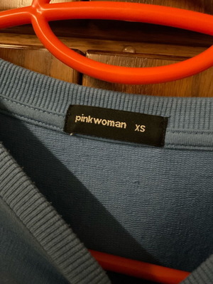 Pink Woman blue sweatshirt used