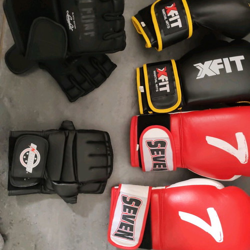Boxing and MMA gloves like new with lifting straps