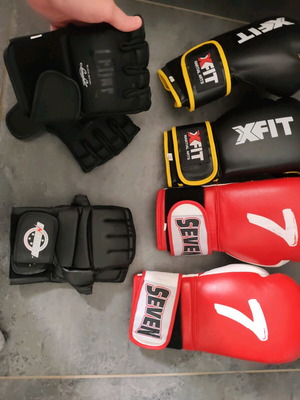 Γάντια πυγμαχίας και MMA σαν καινούργια με lifting straps