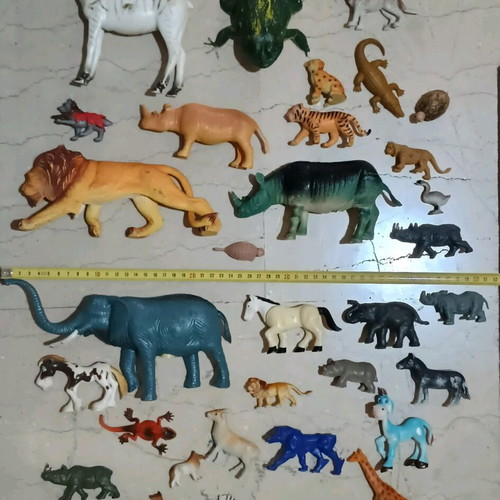 Plastic animals like new, pack of 33 pieces