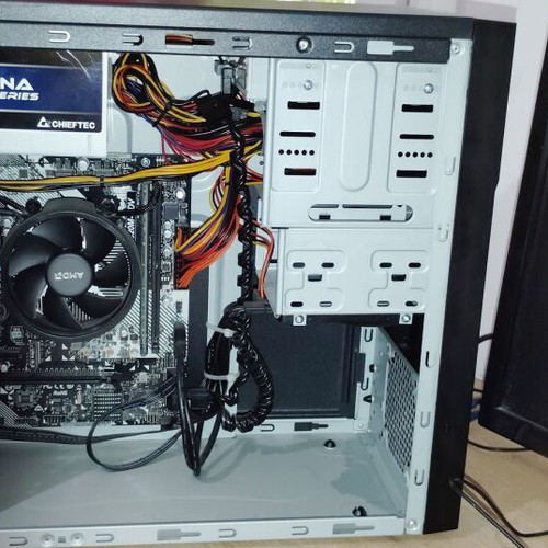 Desktop PC AMD Ryzen 3 PRO 3200G with 8GB RAM and 240GB SSD, like new