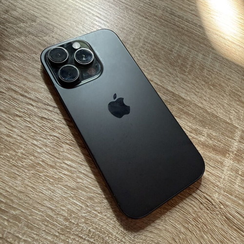 iPhone 16 Pro like new with slightly cracked screen, 128GB, black