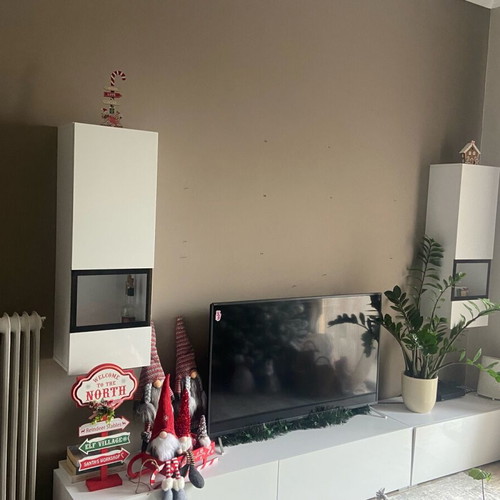 Έπιπλο τηλεόρασης σαν καινούργιο με γυαλιστερό φινίρισμα