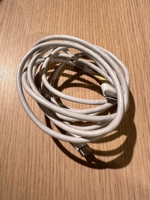 USB-C καλώδιο Macbook μεταχειρισμένο, 2 m, με ελαφρύ κόψιμο