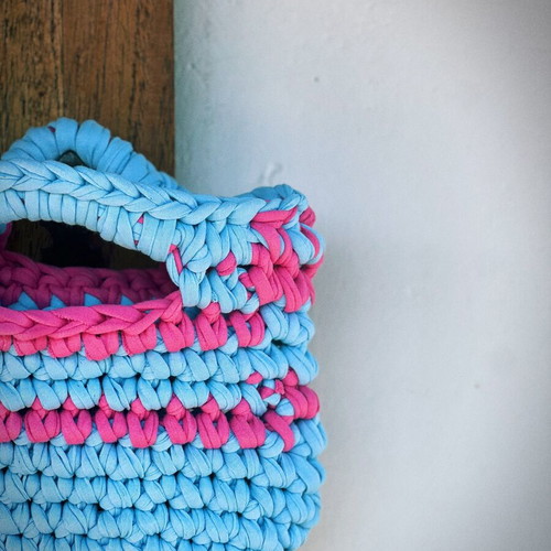 Two-tone knitted handbag blue with pink details