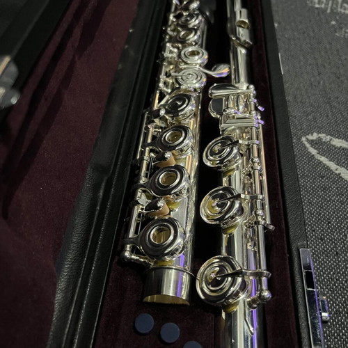 Yamaha YFL-372H flute like new with accessories