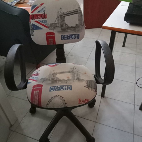 Καρέκλα περιστρεφόμενη μεταχειρισμένη με ύφασμα τζιν και θέματα από Λονδίνο
