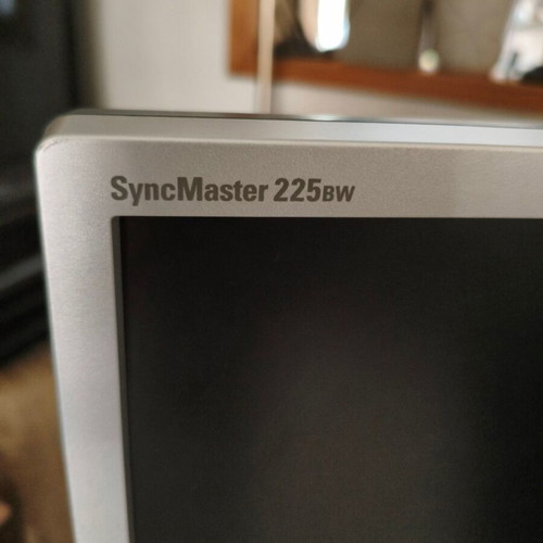 Samsung SyncMaster 225BW 22" widescreen LCD monitor with adjustable stand