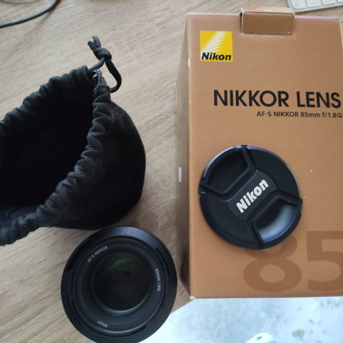Nikon AF-S NIKKOR 85mm f/1.8G lens like new