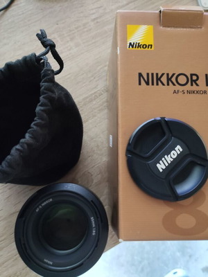 Nikon AF-S NIKKOR 85mm f/1.8G lens like new