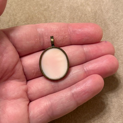 Cameo pendant used, old