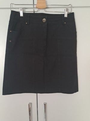 Lussile black skirt with front zipper and pockets like new, size 44