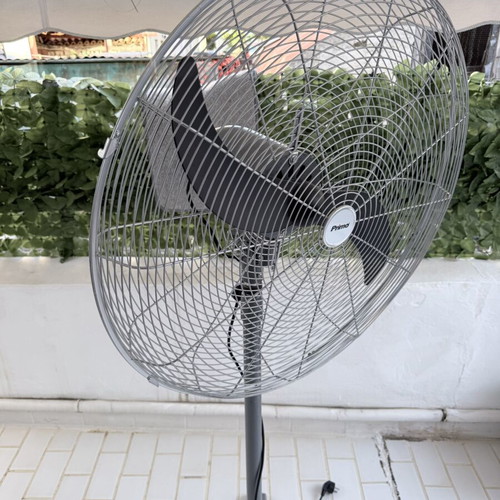 Outdoor fan like new with three speeds, very powerful