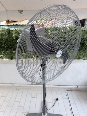 Outdoor fan like new with three speeds, very powerful