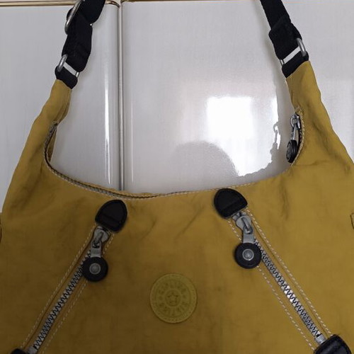 Kipling shoulder bag like new, waterproof fabric, gold color