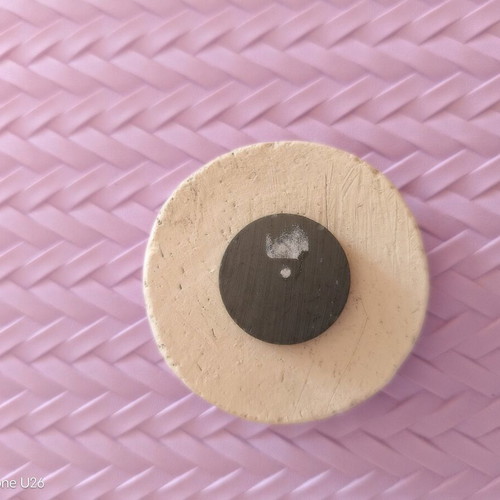 Round magnet used with blue eye