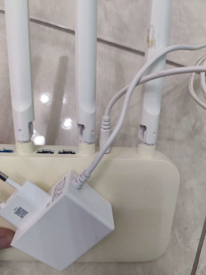 Xiaomi Mi Router 4A Wi-Fi router σε λευκό με τέσσερις κεραίες