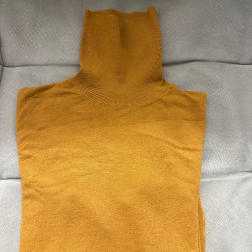 Baker’s men’s turtleneck used, size M, camel color
