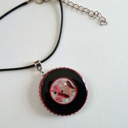 Handmade necklace new with round pendant in red and black