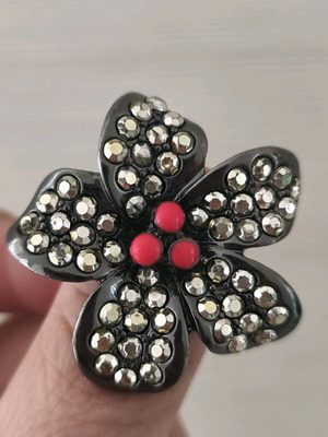 Cocktail Ring "Black Flower" New with Strass and Red Details