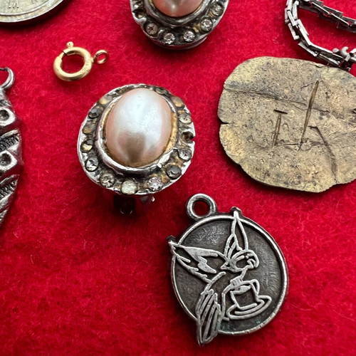 Lot of vintage jewelry pieces used, pins and earrings