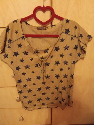Μπλουζάκι Attrattivo μεταχειρισμένο, size small, γκρι-μπεζ με μπλέ αστεράκια