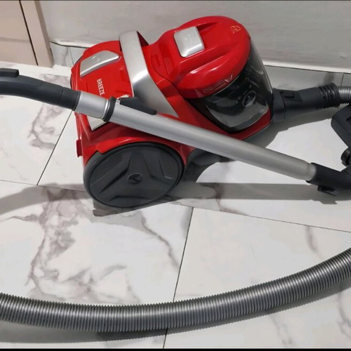 Hoover Breeze vacuum cleaner 700W like new 2Lt